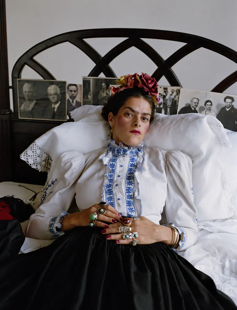 Tracey Emin está tumbada en la cama vestida como Frida Kahlo