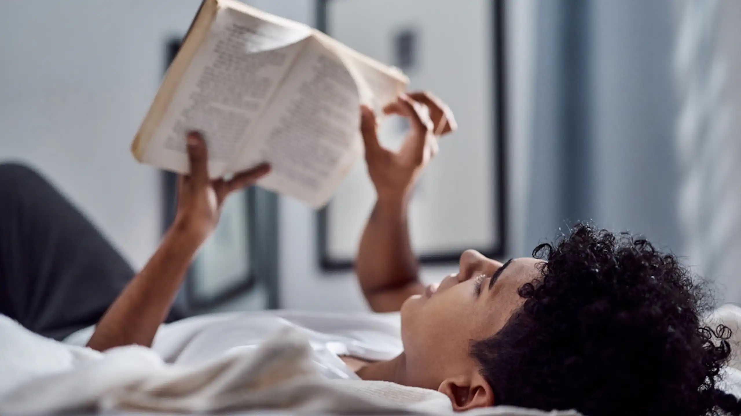 Un jeune en train de lire.