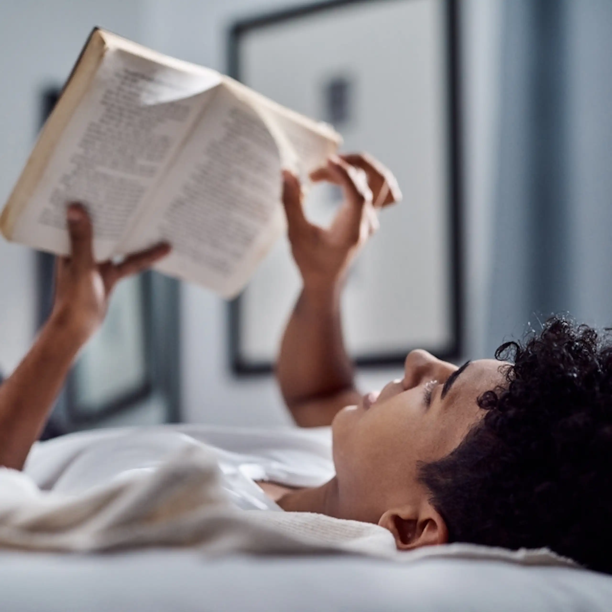 Un jeune en train de lire.