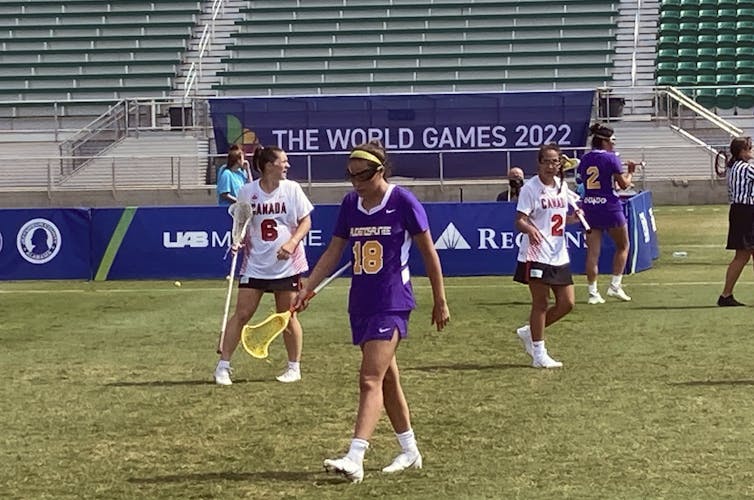 Cómo los atletas indígenas están desafiando ideas simples de unidad nacional en los Juegos Olímpicos 2 Un atleta con uniforme de lacrosse morado cruza el campo