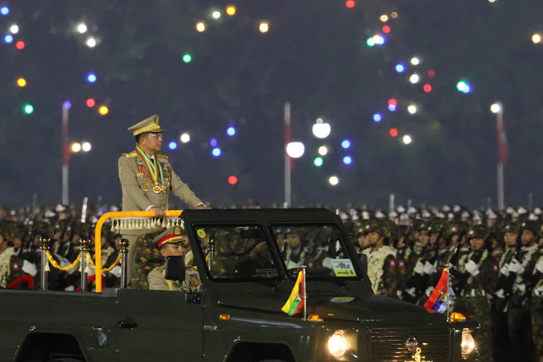 Le chef de l’armée birmane, Min Aung Hlaing, arrive pour prononcer un discours lors d’une cérémonie marquant la Journée des forces armées à Naypyidaw, le 27 mars 2025.