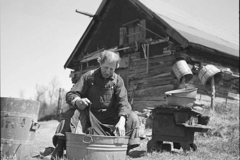 Un célibataire américain lavant son linge dans les années 1930.