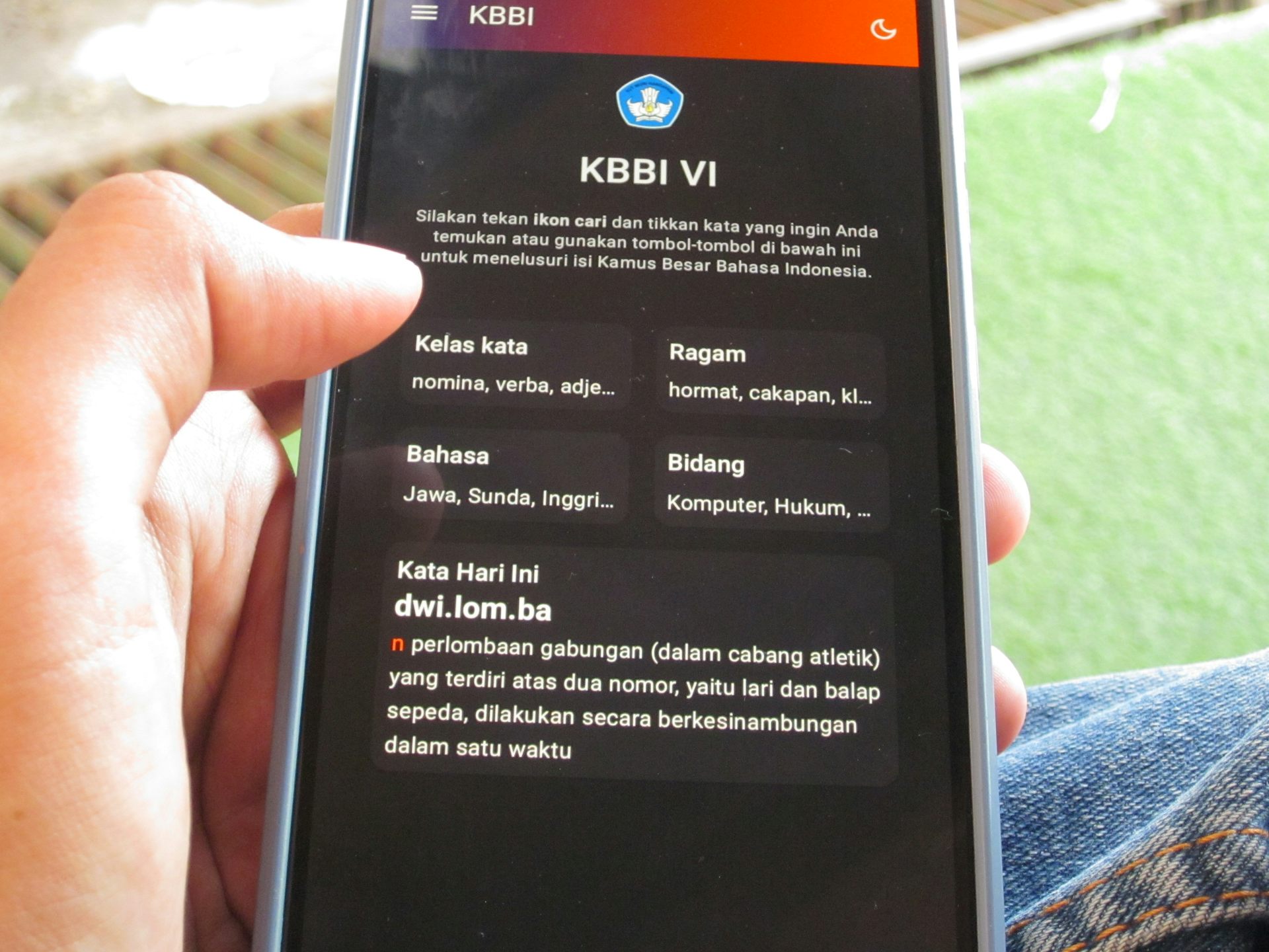 Banyak yang merasa penggunaan kata 'kapitil' terdengar kurang formal untuk masuk di KBBI.