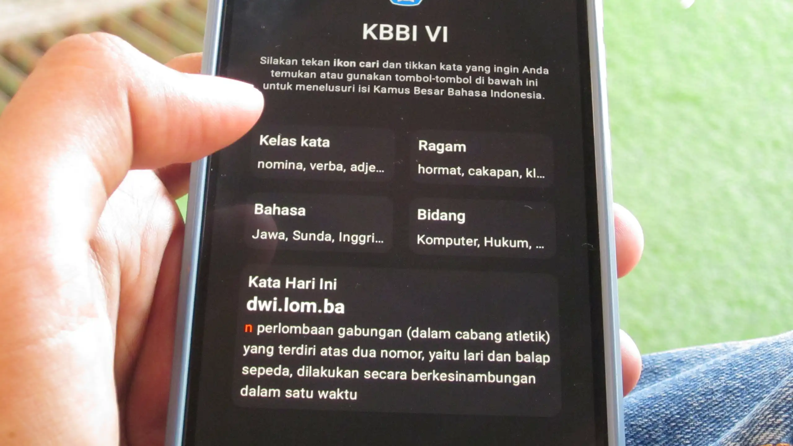 Banyak yang merasa penggunaan kata 'kapitil' terdengar kurang formal untuk masuk di KBBI.