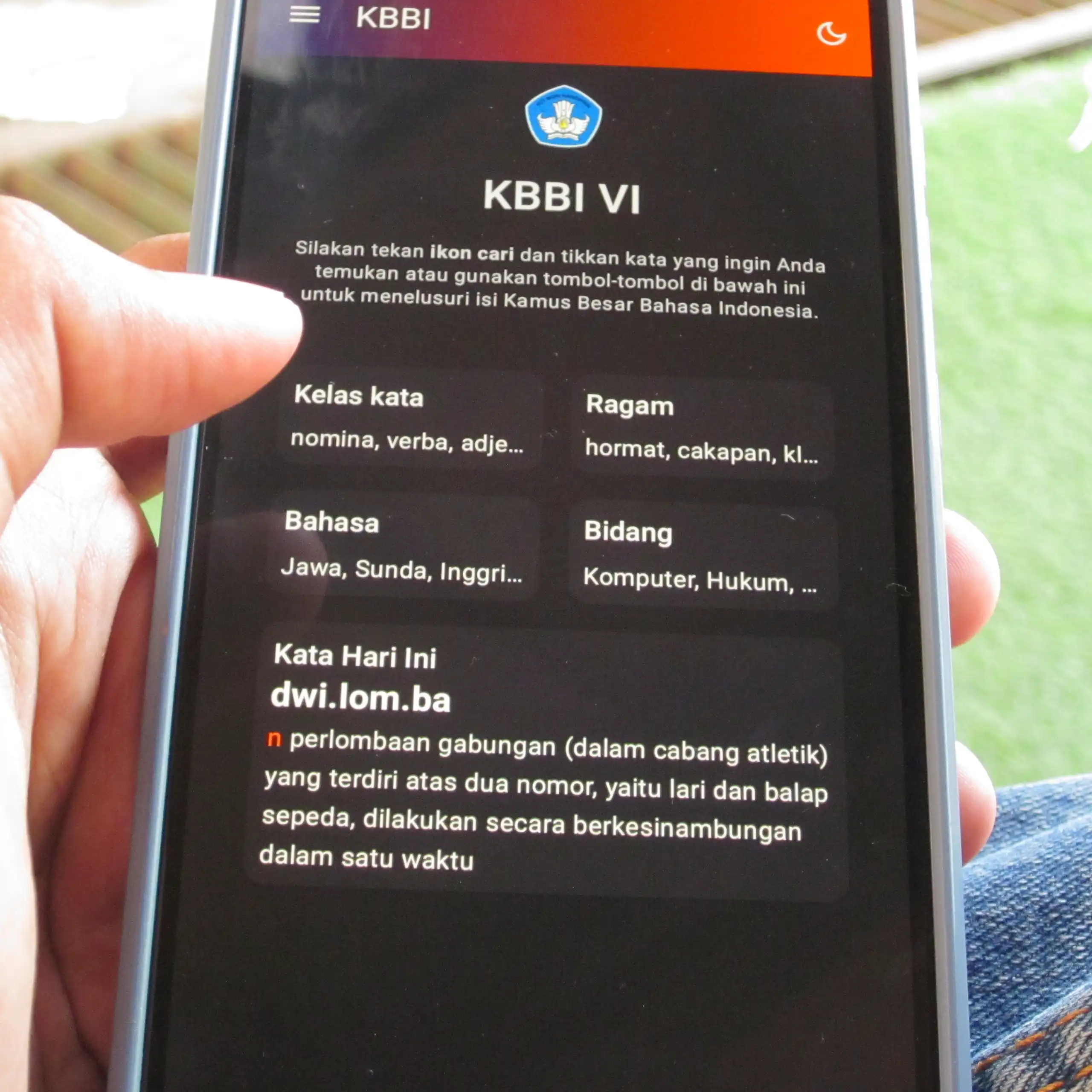 Banyak yang merasa penggunaan kata 'kapitil' terdengar kurang formal untuk masuk di KBBI.