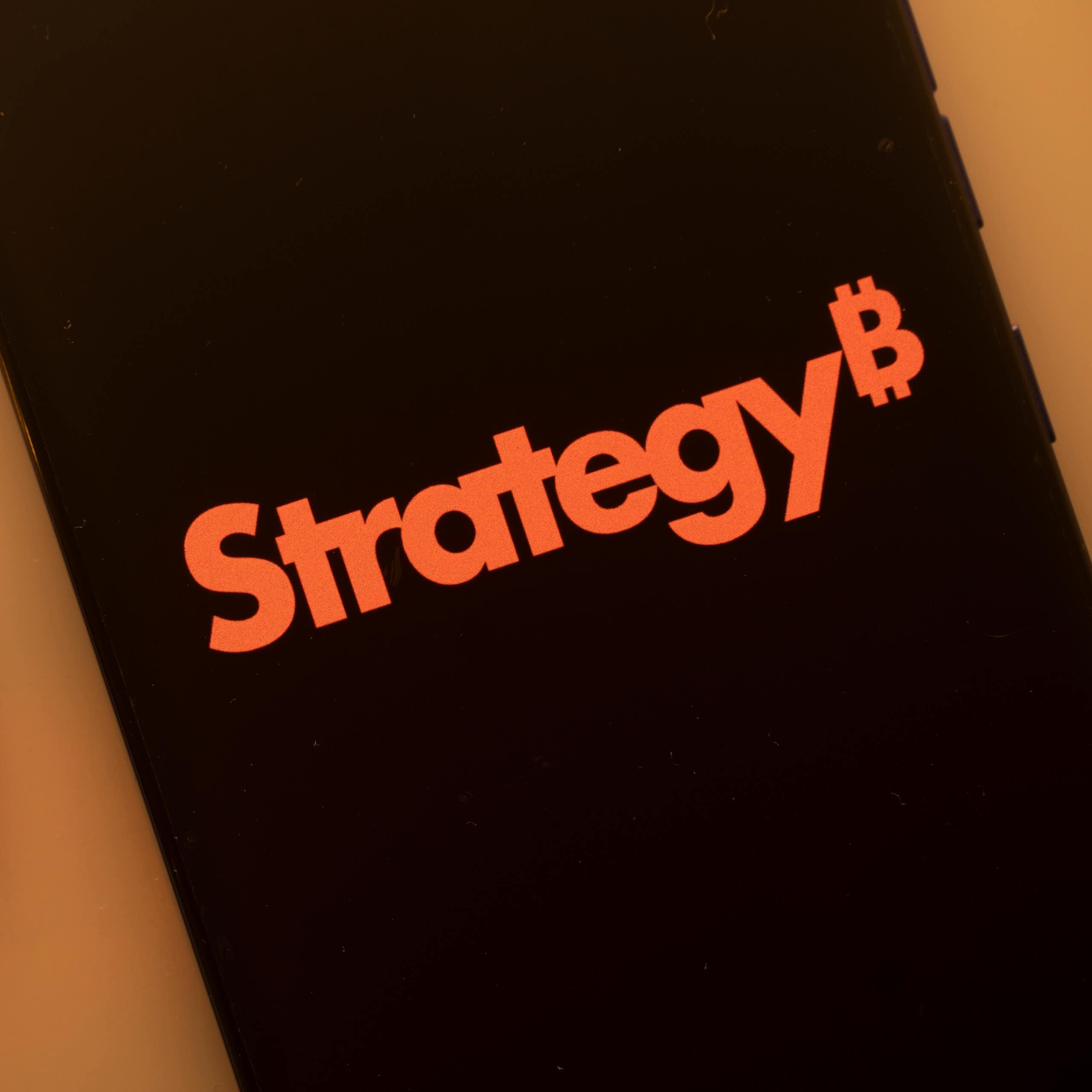 Portable avec écrit en fond d'écran "Strategy".