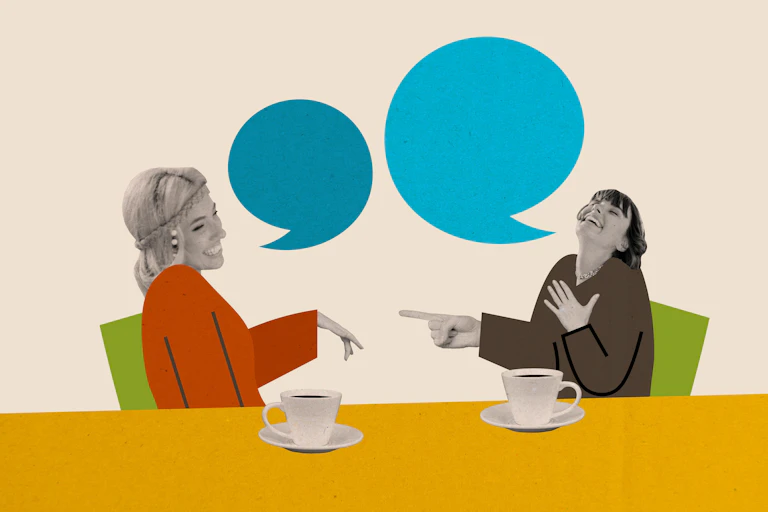 Collage de dos mujeres que hablan delante de dos cafés, con dos bocadillos de diálogo sobre sus cabezas.