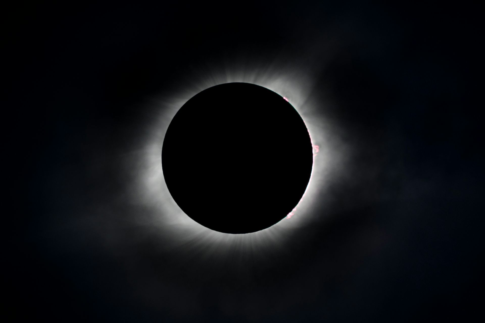 La Lluna, de color negre, cubreix el Sol totalment.