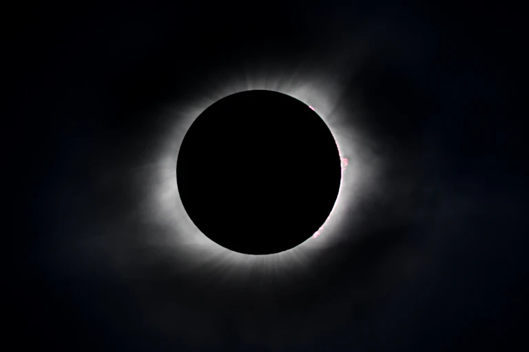La Lluna, de color negre, cubreix el Sol totalment.