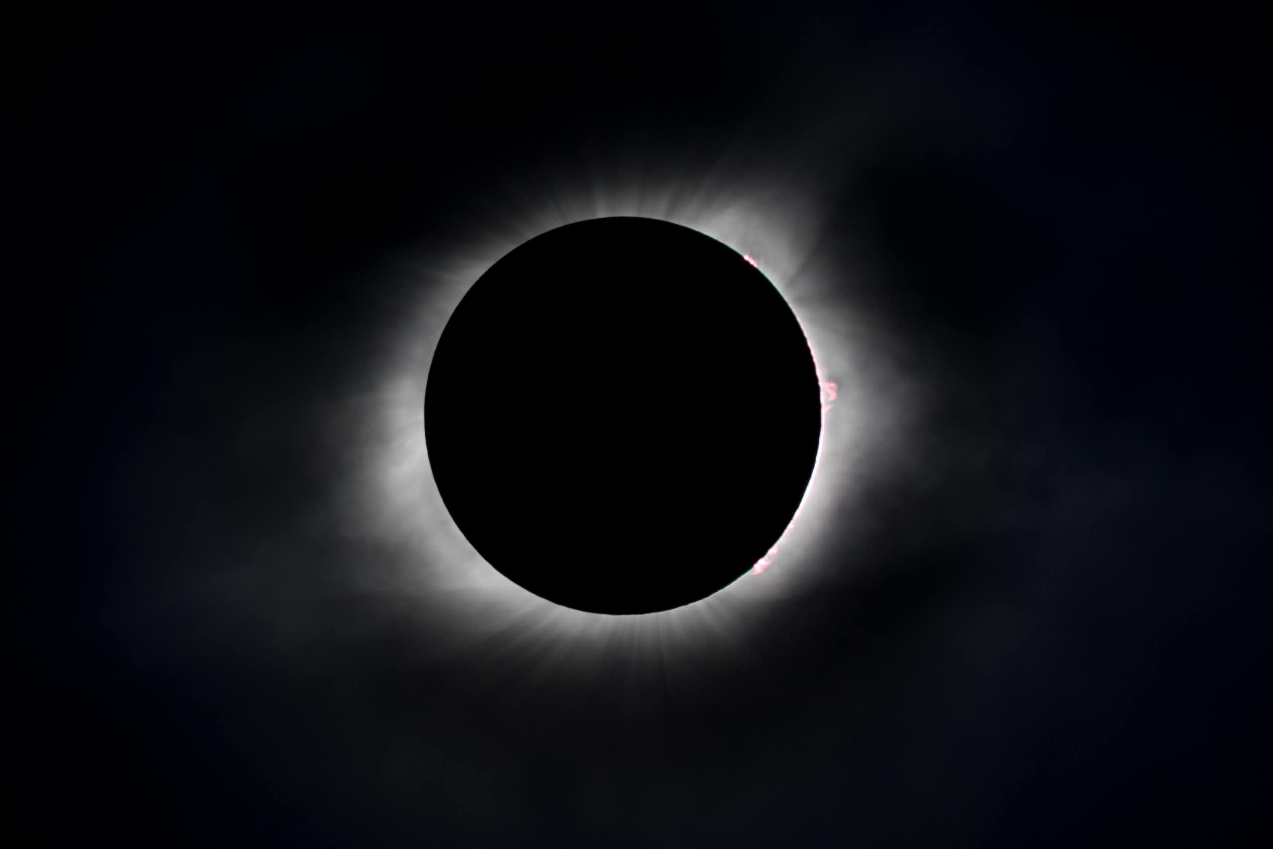 La Lluna, de color negre, cubreix el Sol totalment.