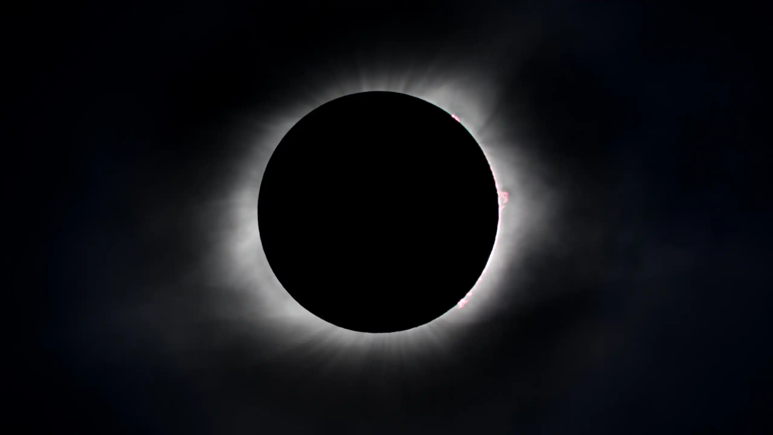 La Lluna, de color negre, cubreix el Sol totalment.