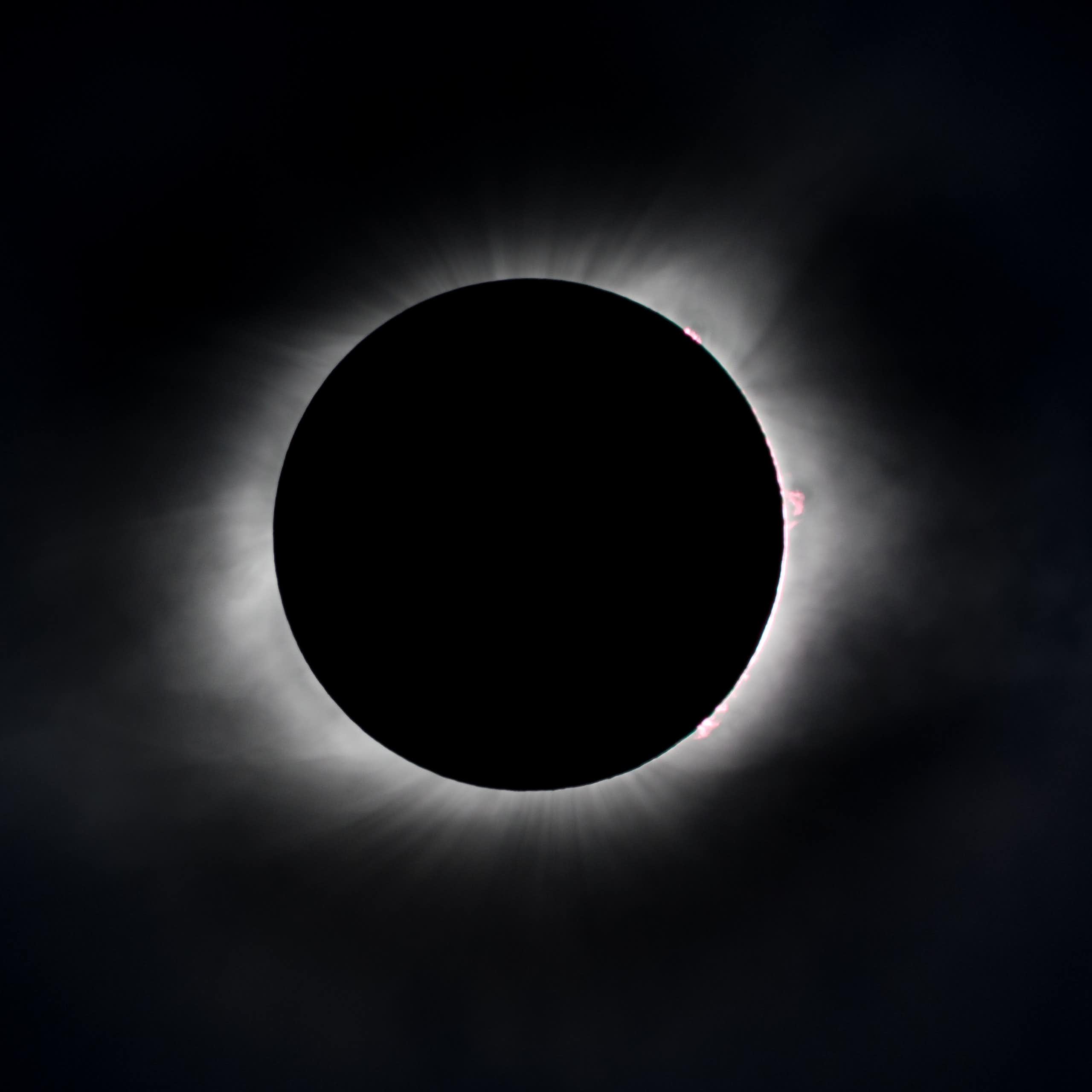 La Lluna, de color negre, cubreix el Sol totalment.