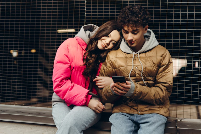 Deux adolescents en couple.