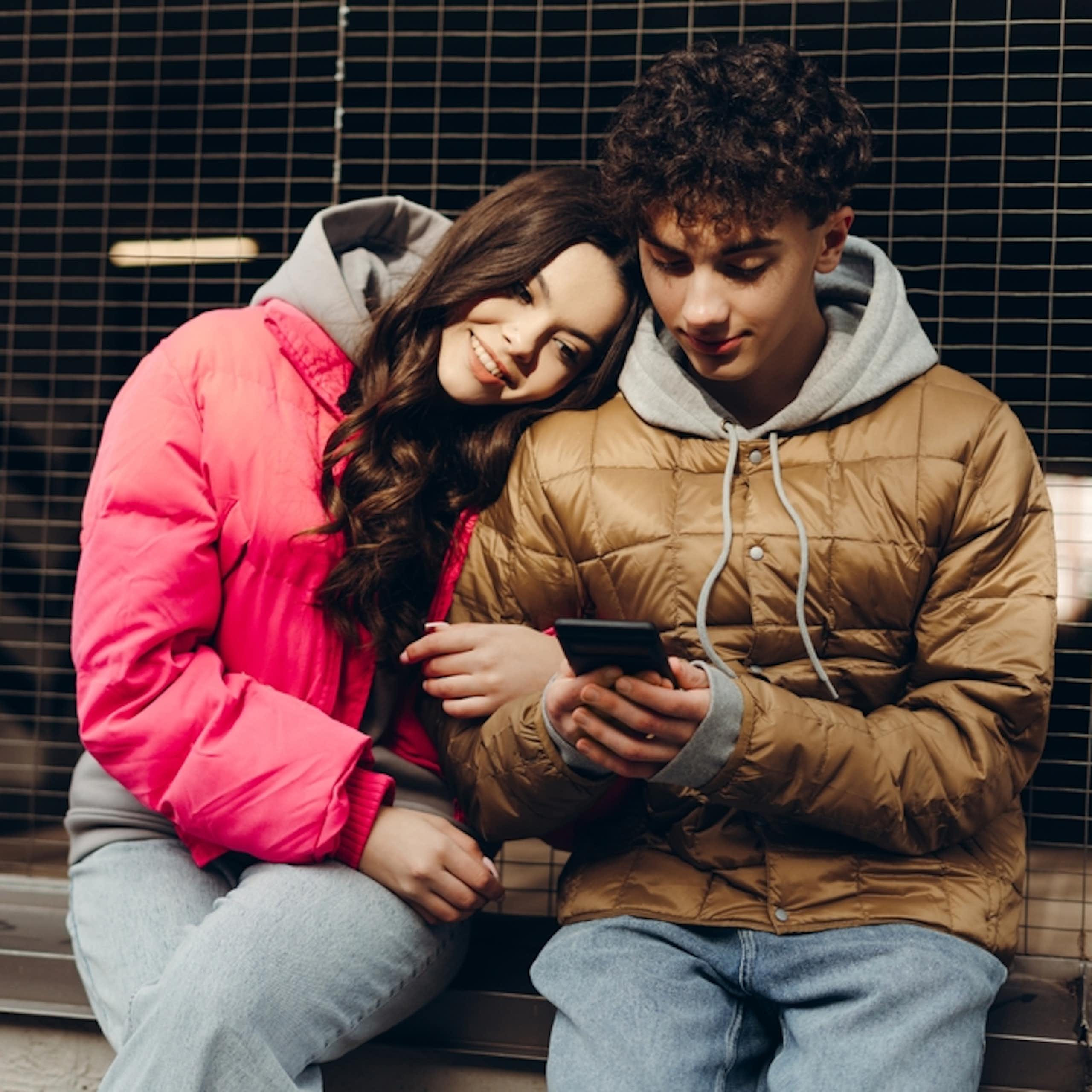 Deux adolescents en couple.