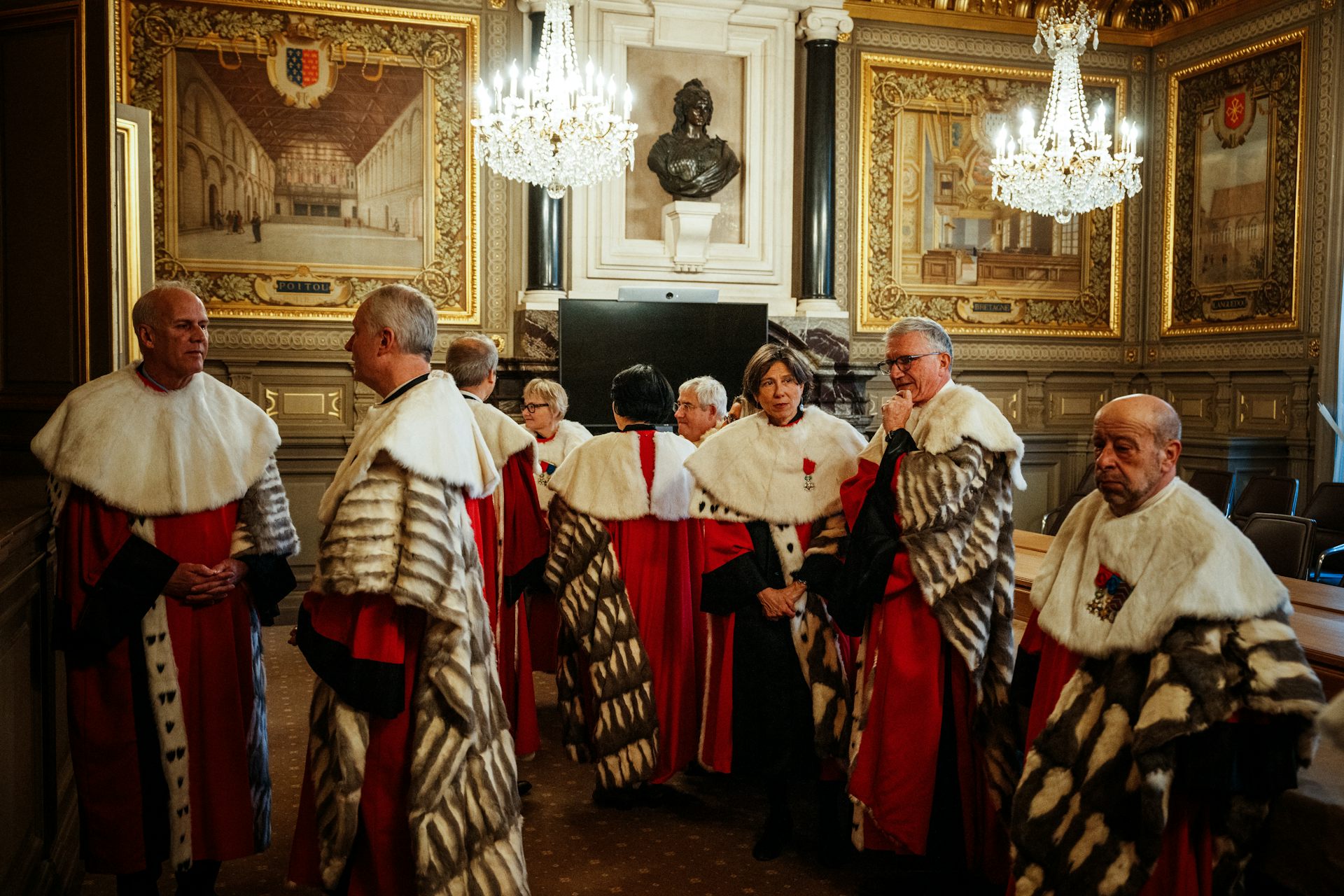 Les procureurs se préparent à assister à une audience officielle de la Cour de cassation, la plus haute juridiction française en matière civile et pénale, à Paris, le 12 janvier 2024.