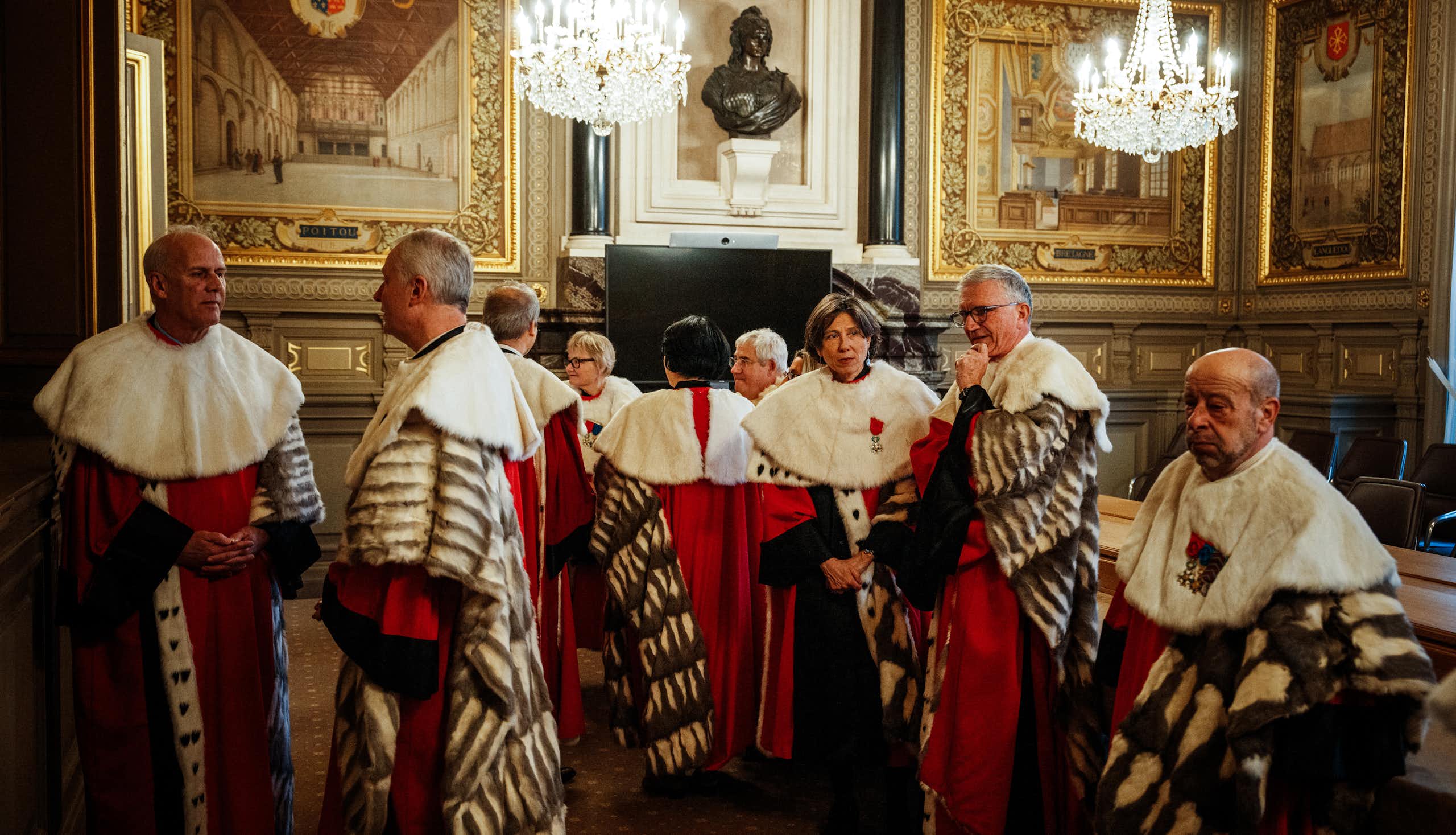 Les procureurs se préparent à assister à une audience officielle de la Cour de cassation, la plus haute juridiction française en matière civile et pénale, à Paris, le 12 janvier 2024.