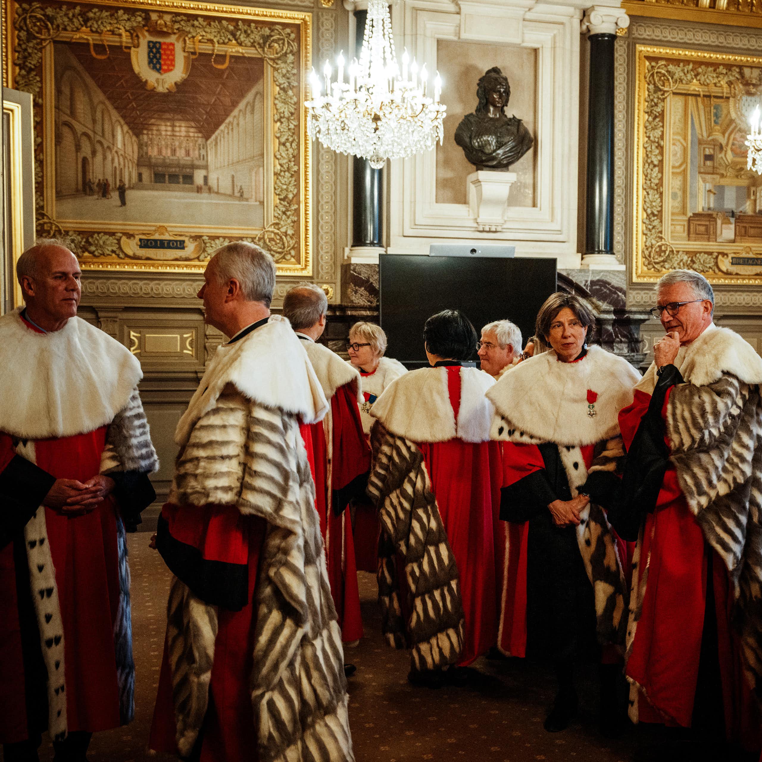 Les procureurs se préparent à assister à une audience officielle de la Cour de cassation, la plus haute juridiction française en matière civile et pénale, à Paris, le 12 janvier 2024.