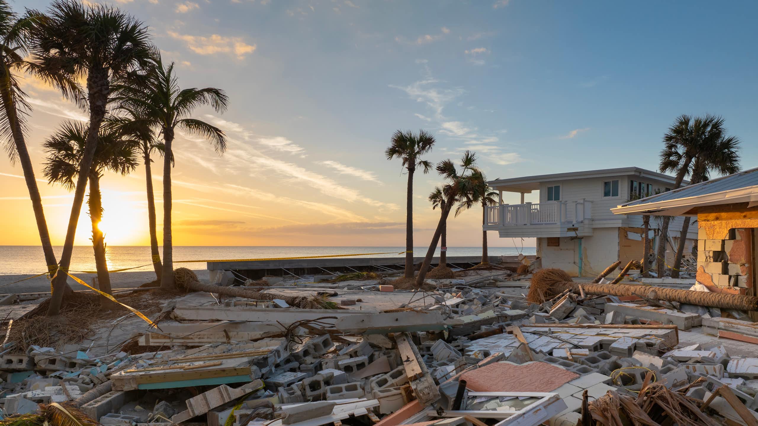 Moltes cases enderrocades al costat de la mar