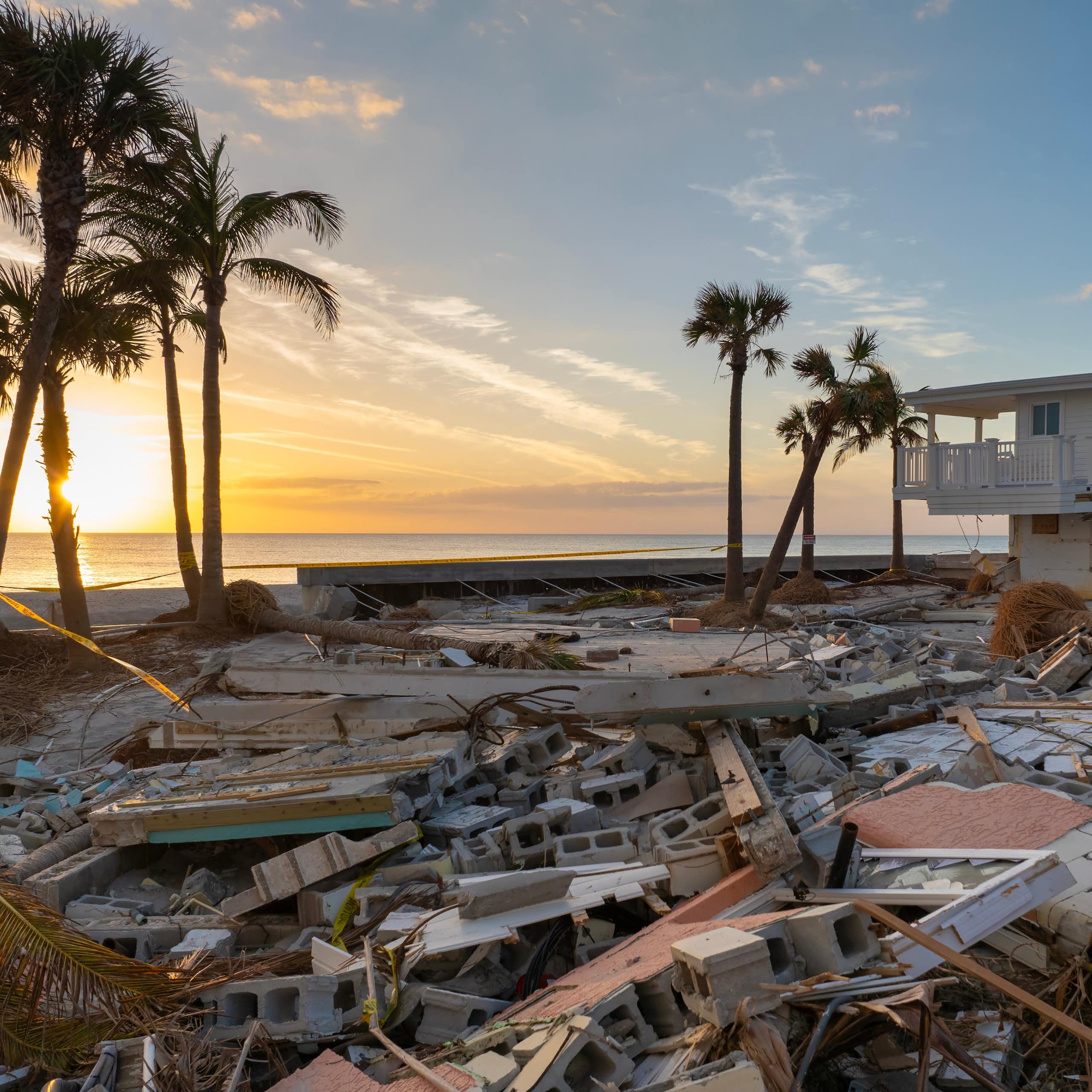 Moltes cases enderrocades al costat de la mar