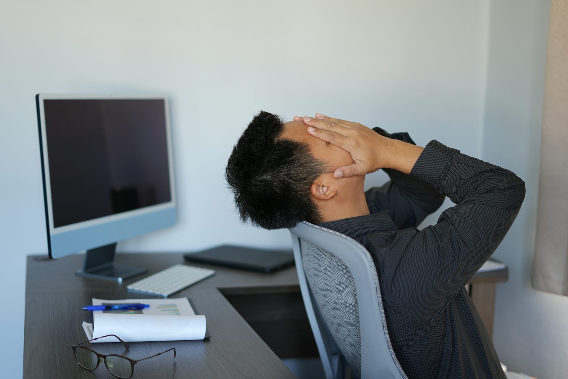 Personne se tenant la tête dans les mains