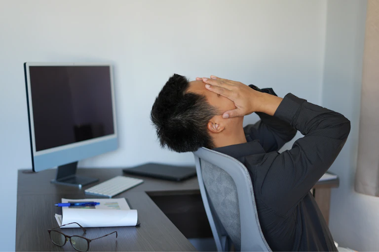 Personne se tenant la tête dans les mains