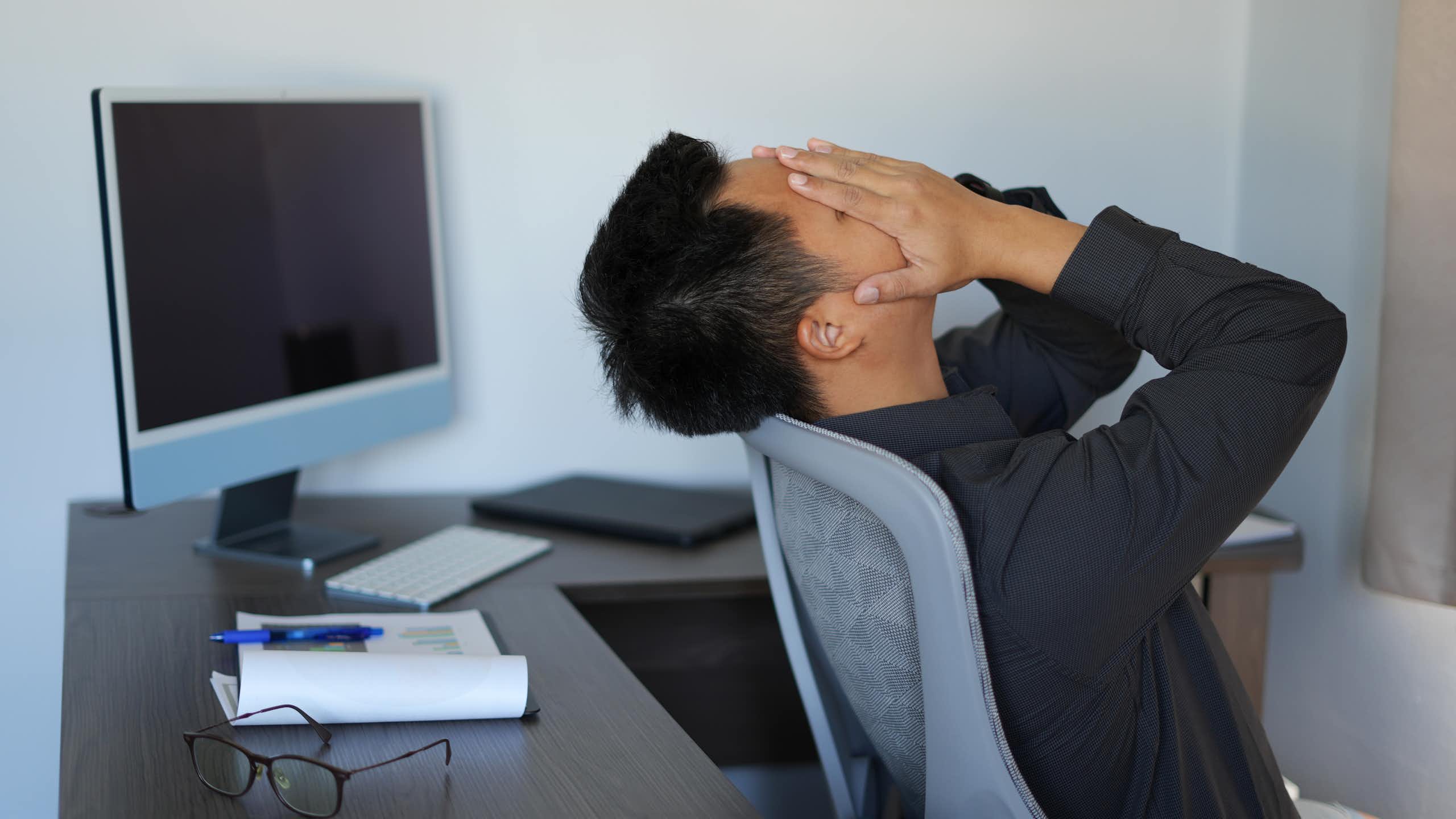 Personne se tenant la tête dans les mains