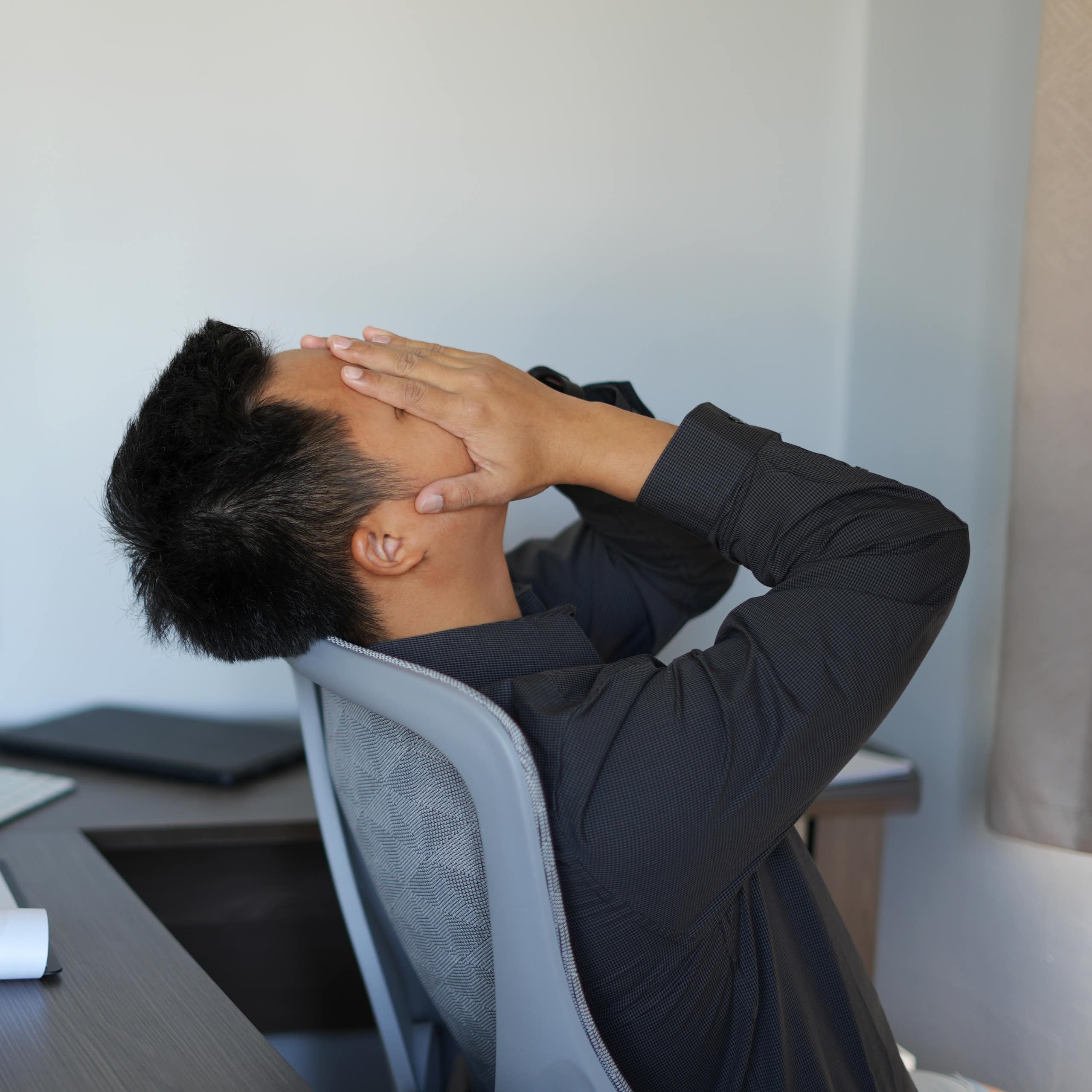 Personne se tenant la tête dans les mains
