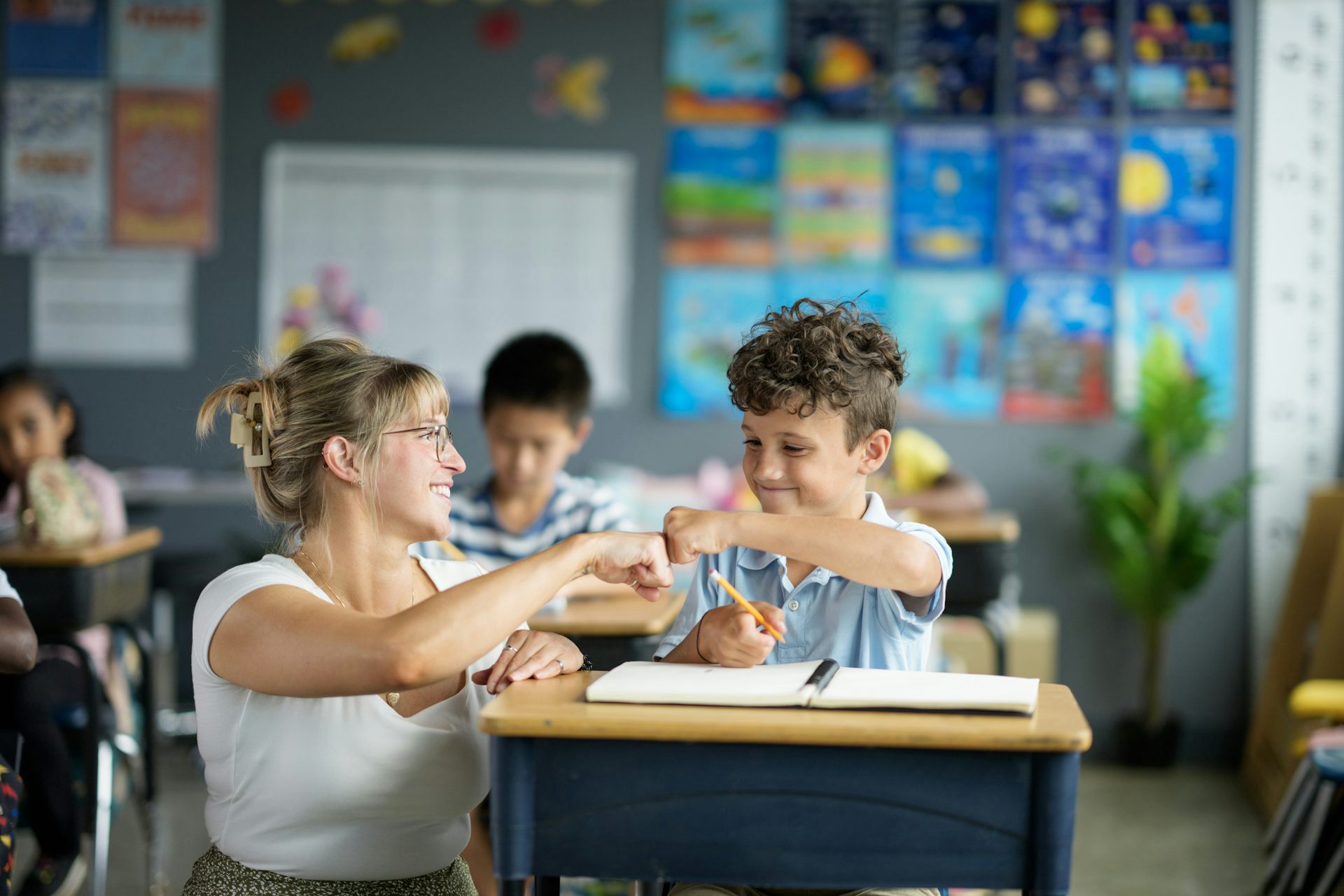 Une enseignante et son élève en classe