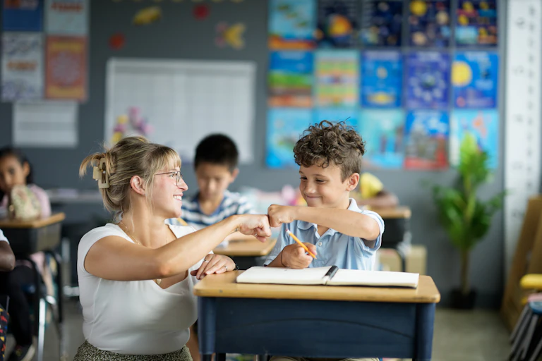 Une enseignante et son élève en classe