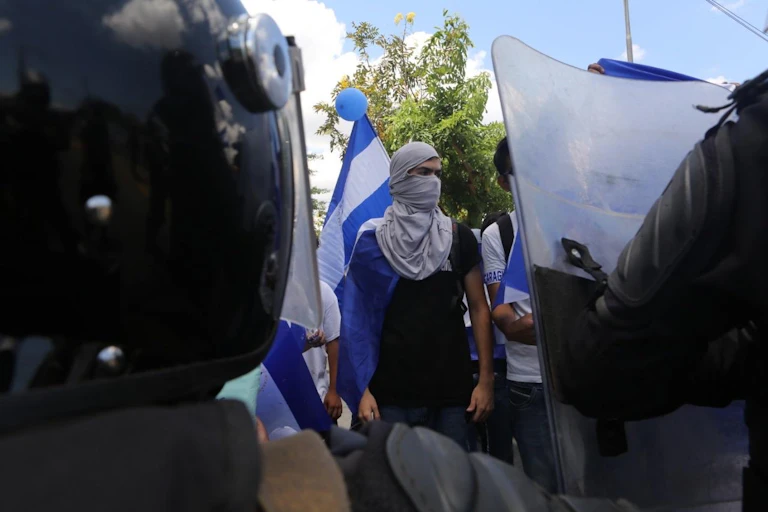 Policías frente a manifestantes nicaragüenses