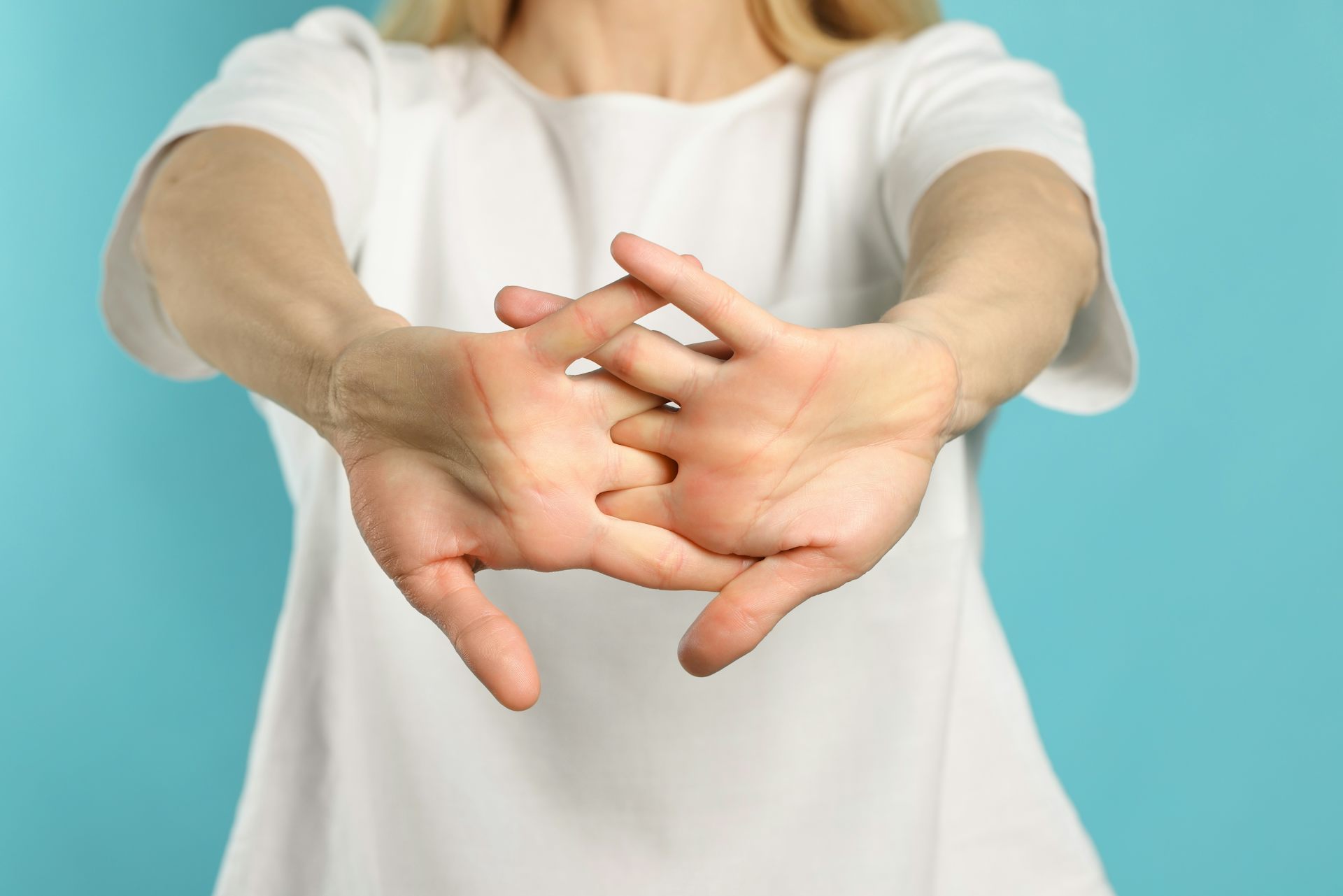 Mulher estalando os dedos