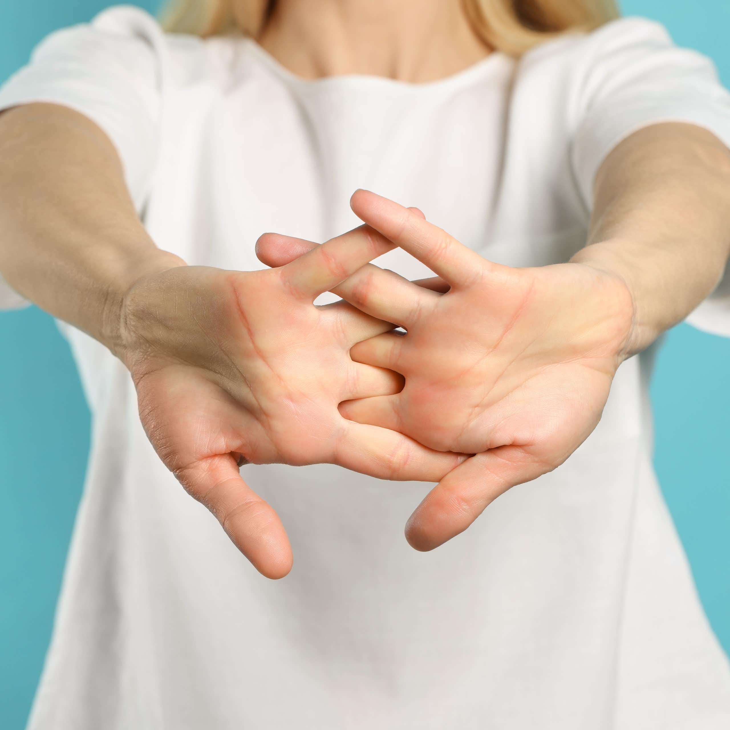 Mulher estalando os dedos