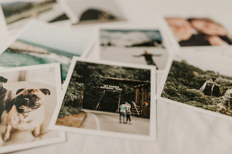 Des photos éparpillées sur un lit