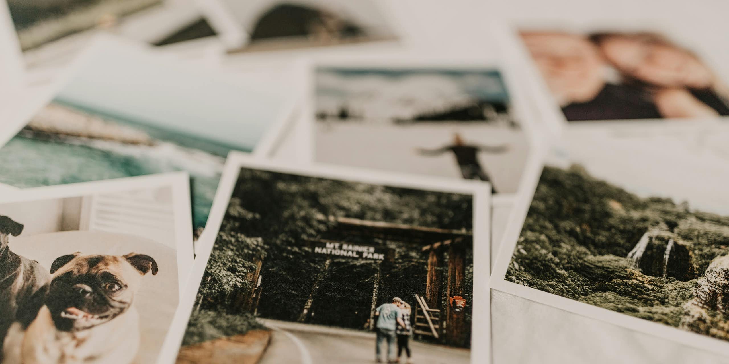 Des photos éparpillées sur un lit