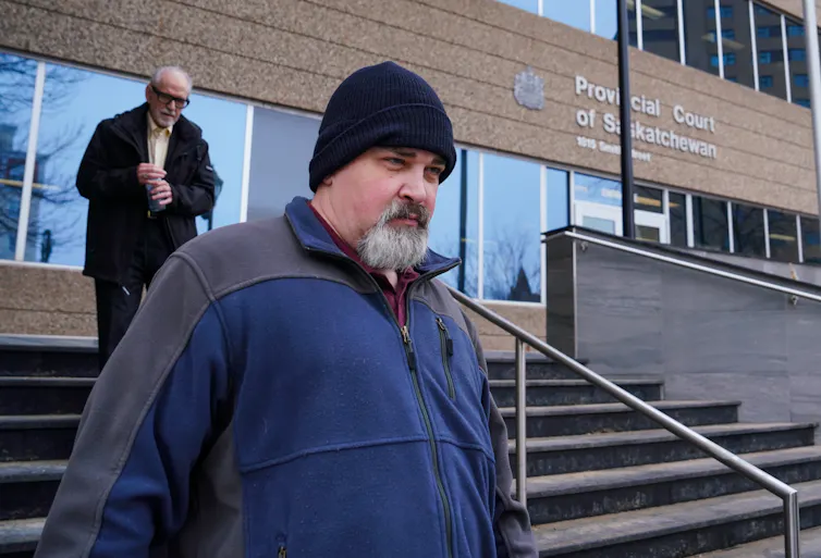 Un hombre de barba gris sale del juzgado.