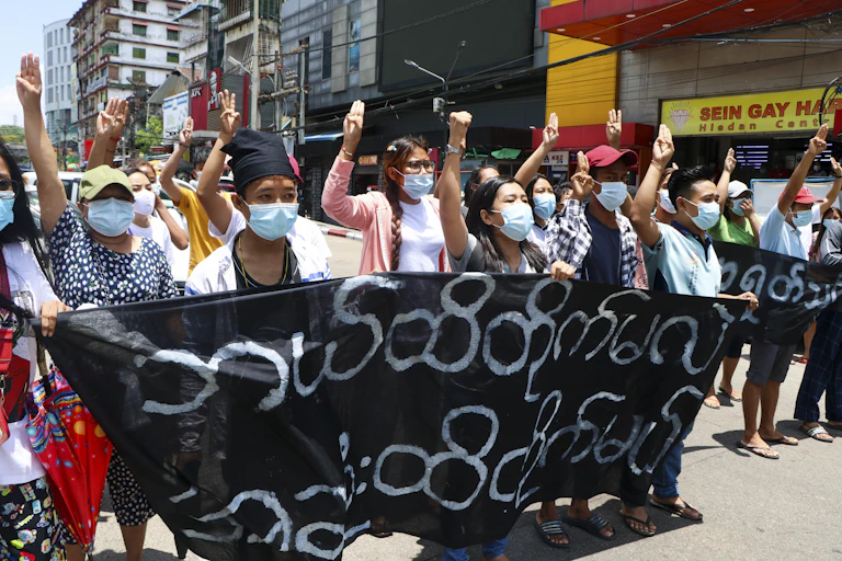 Des manifestants tiennent une banderole