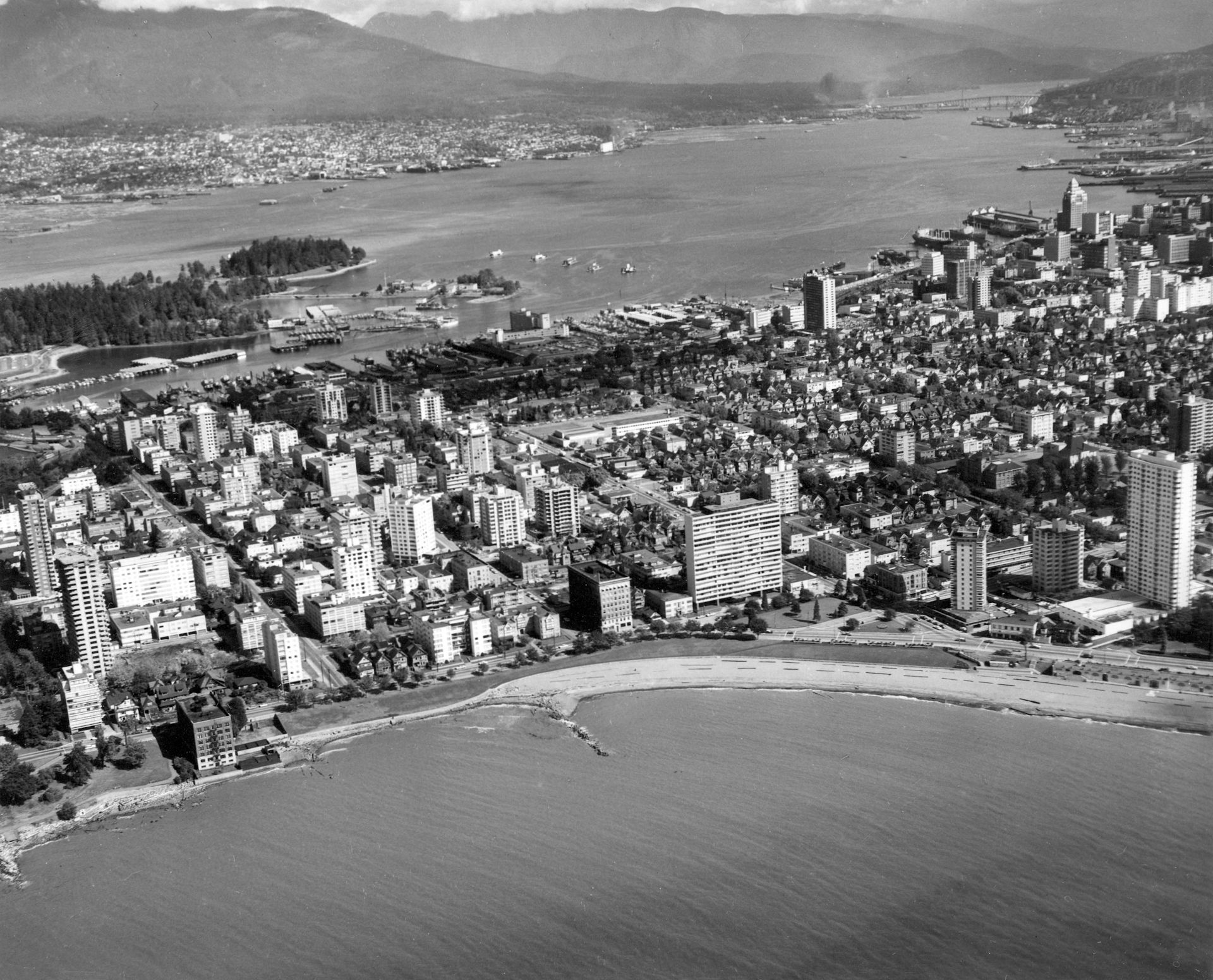 Fotografía en blanco y negro de una ciudad cerca de la costa.