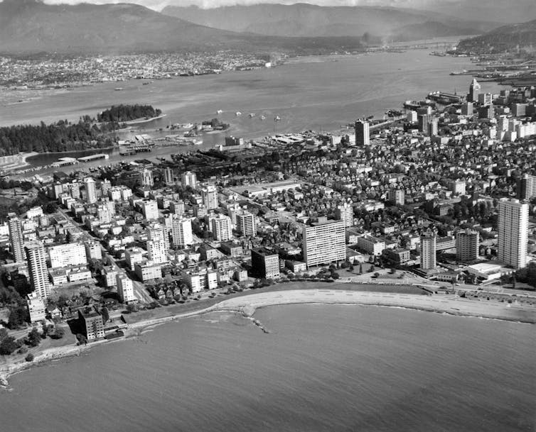 Vancouver solía construir rápido, pero ahora sus torres más antiguas se enfrentan a un terremoto 1 Fotografía en blanco y negro de una ciudad cerca de la costa.