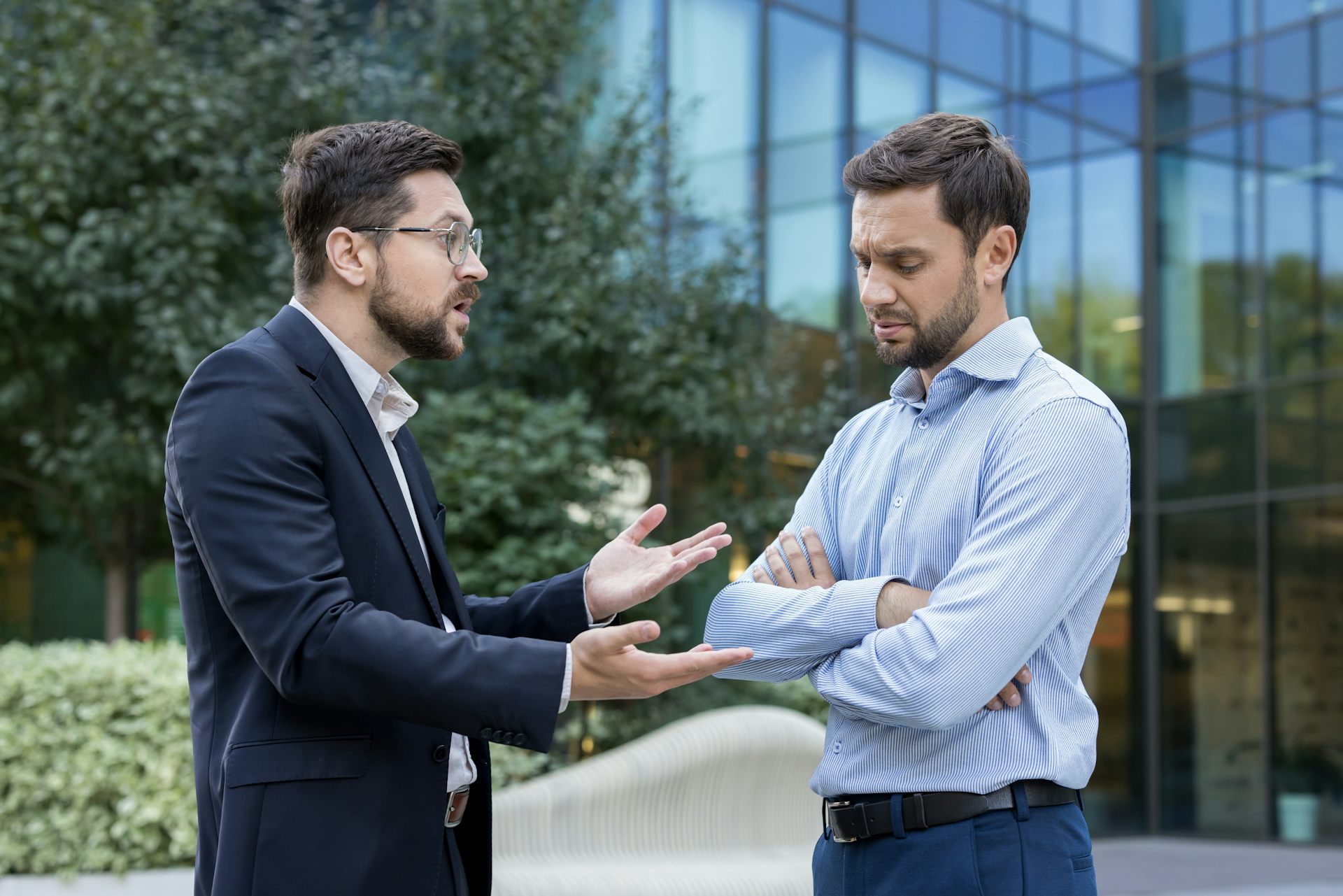 Dos hombres discutiendo
