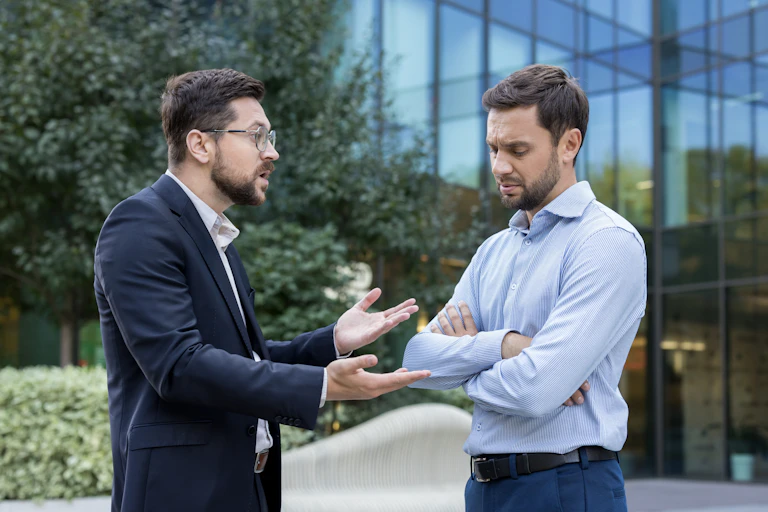 Dos hombres discutiendo