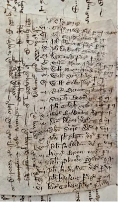Une liste rédigée sur un fragment de parchemin.
