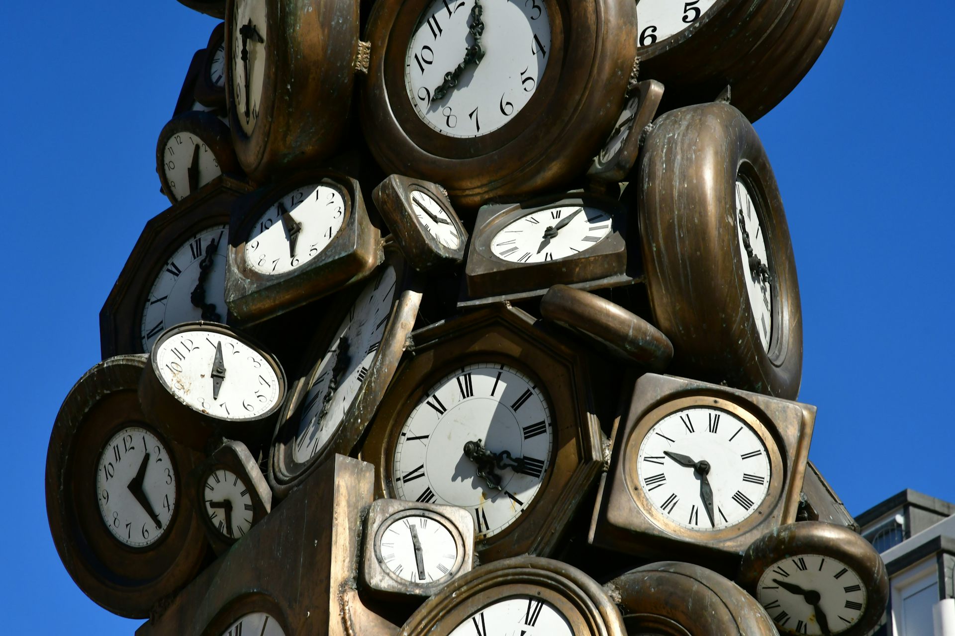 Escultura em forma de relógio em frente à estação Saint Lazare, em Paris.