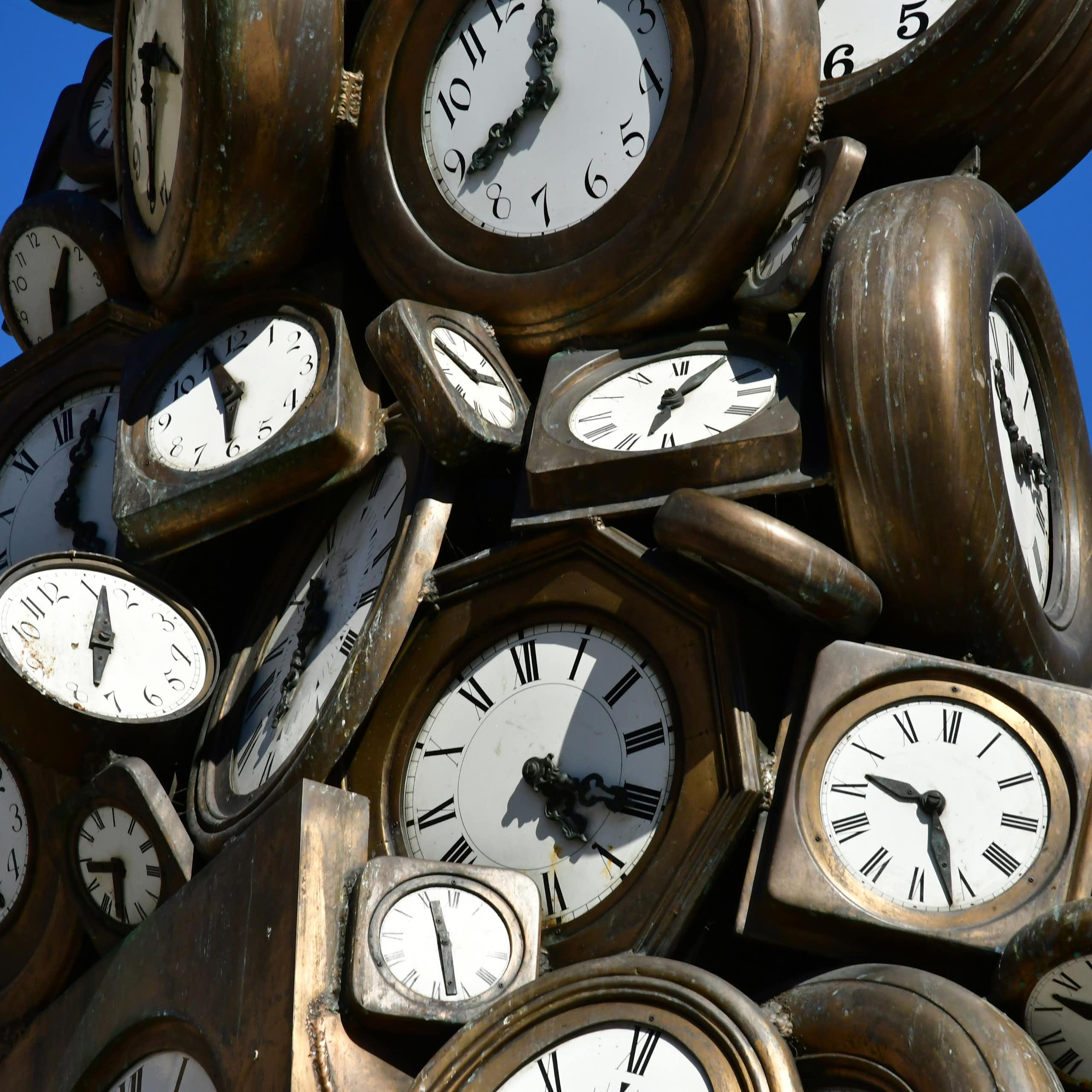 Escultura em forma de relógio em frente à estação Saint Lazare, em Paris.
