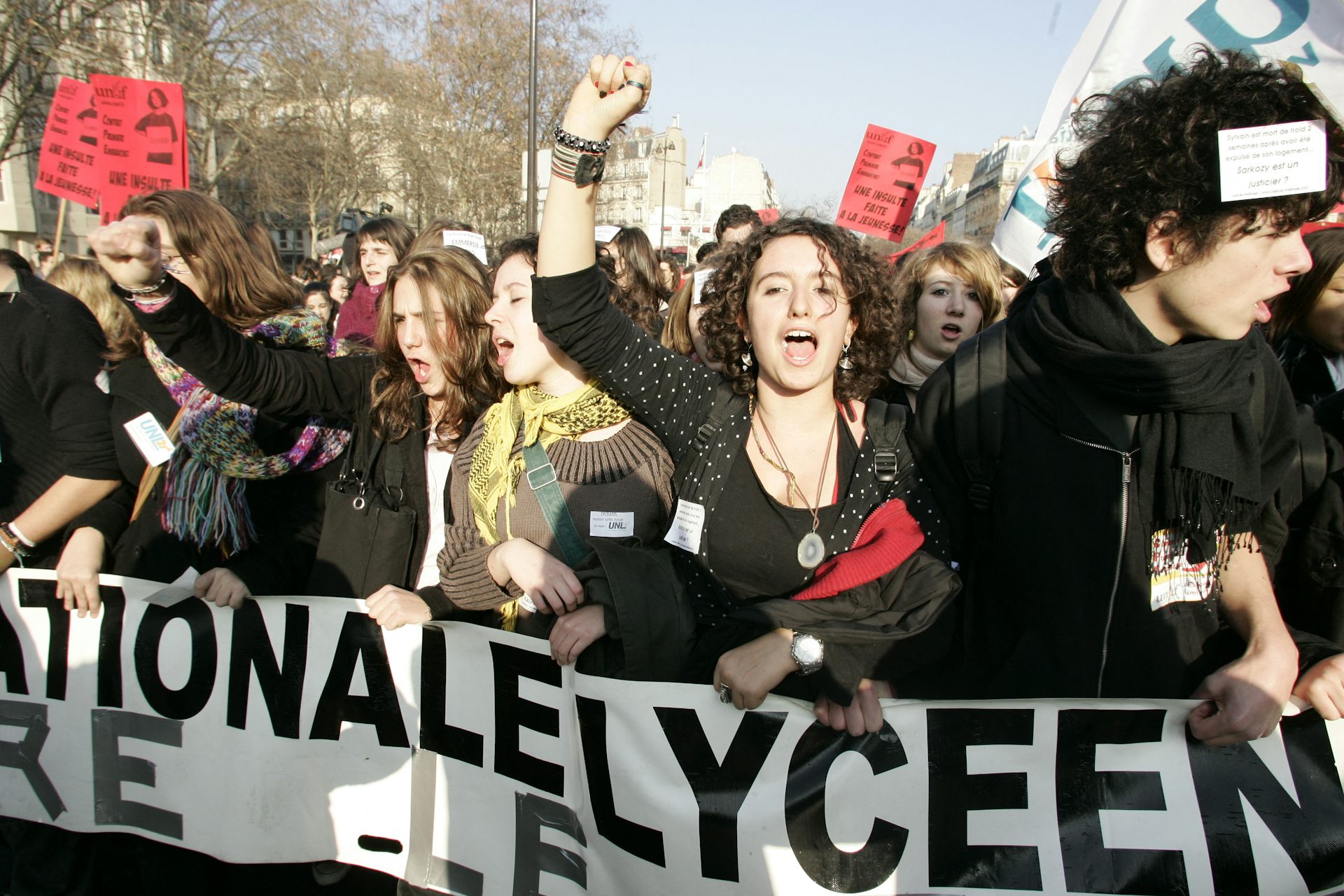 Plusieurs milliers de manifestants, dont des lycéens et étudiants, défilent le 31 janvier 2005 à Paris à l’appel de la CGT, du siège du Medef vers l’Assemblée nationale, pour dénoncer le contrat première embauche (CPE) examiné par les députés