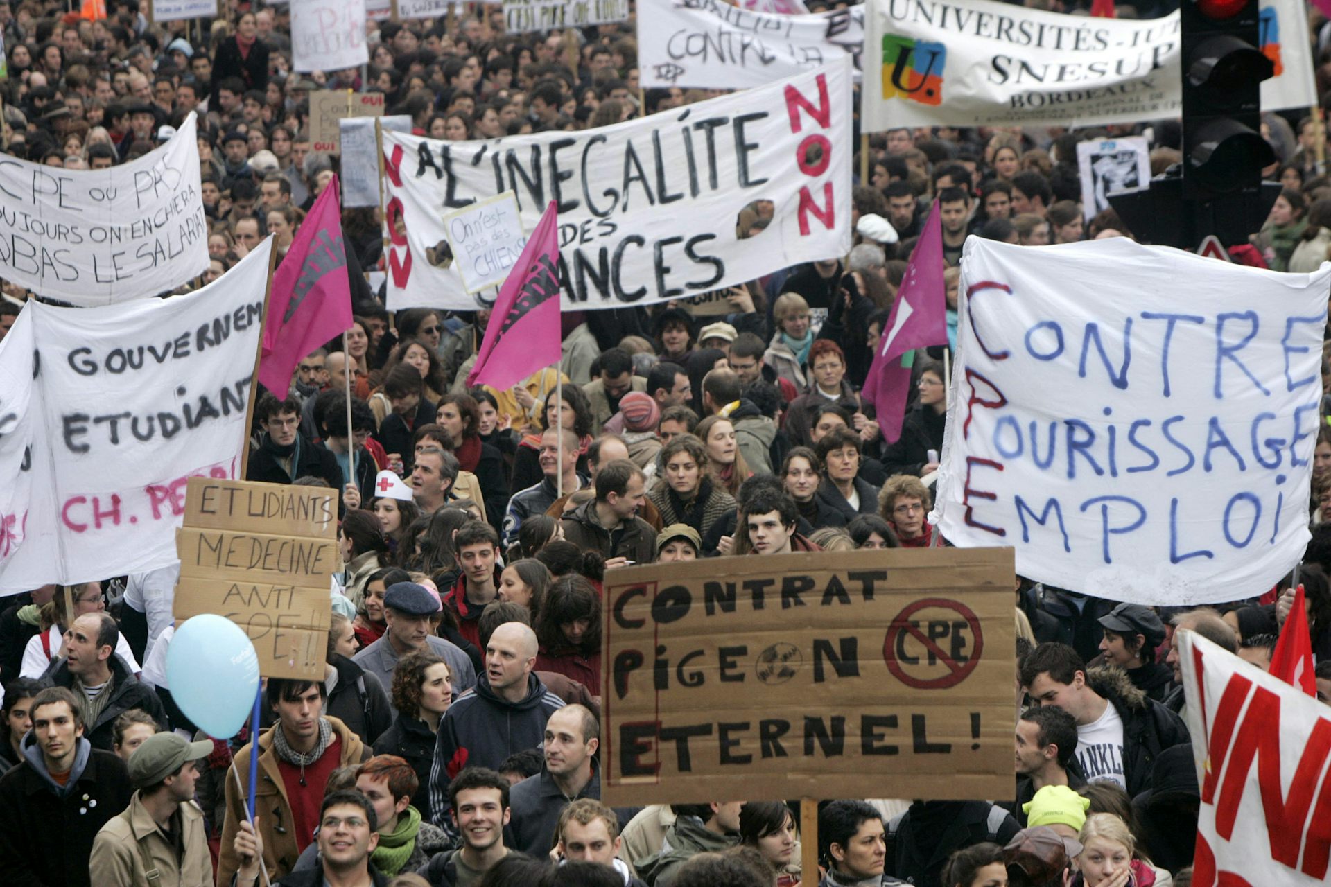 Des manifestants dans les rues de Bordeaux, le 18 mars 2006, contre le contrat première embauche (CPE).