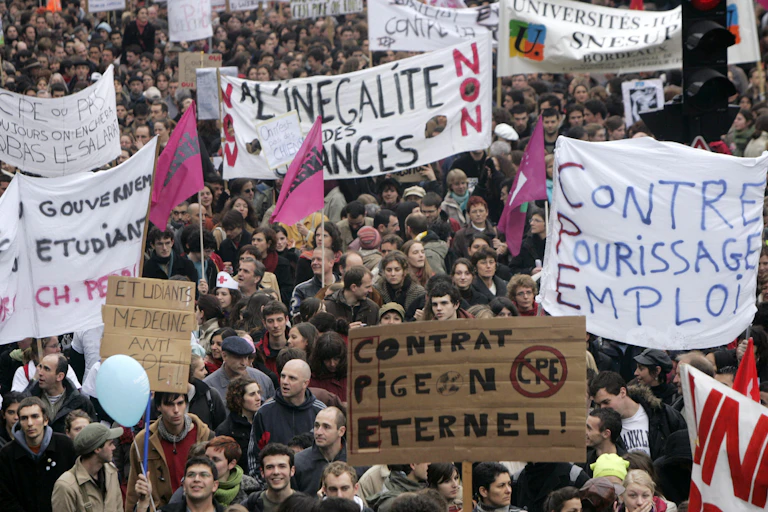 Des manifestants dans les rues de Bordeaux, le 18 mars 2006, contre le contrat première embauche (CPE).