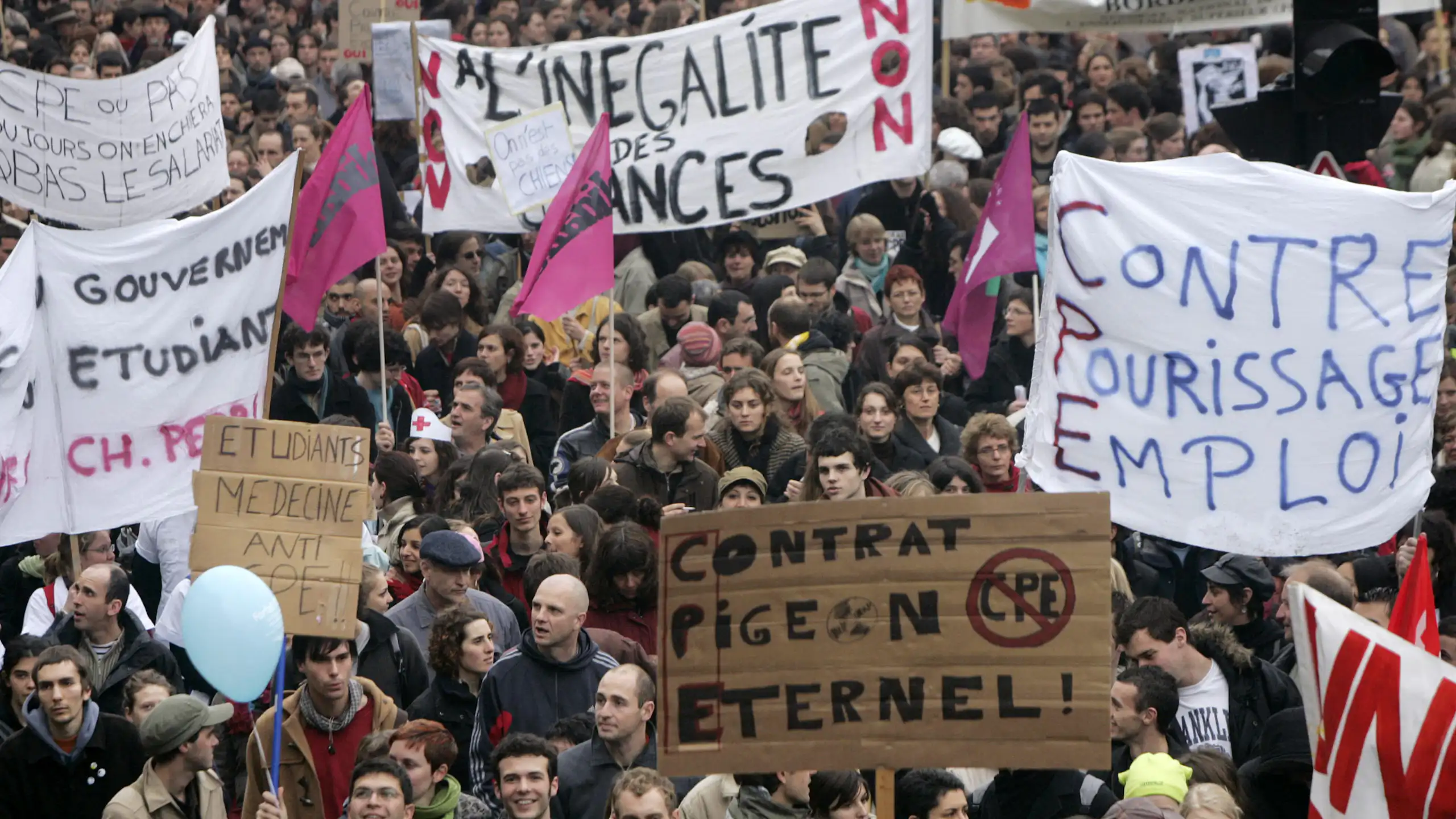 Des manifestants dans les rues de Bordeaux, le 18 mars 2006, contre le contrat première embauche (CPE).