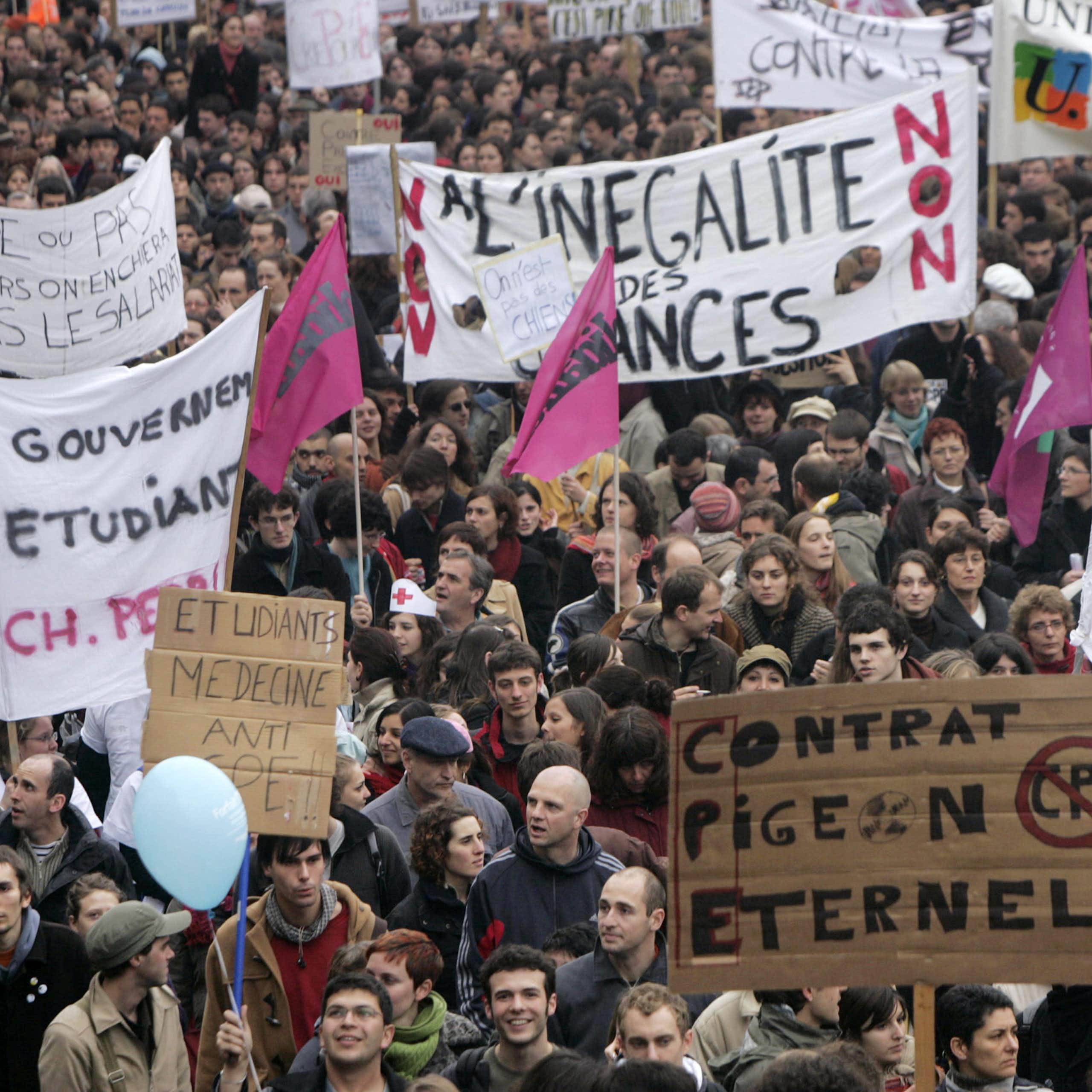 Des manifestants dans les rues de Bordeaux, le 18 mars 2006, contre le contrat première embauche (CPE).