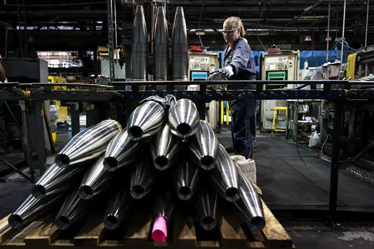 A US steel worker at an artillery factory in Scranton, Pennsylvania