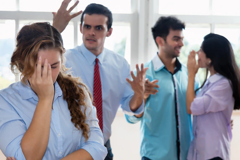 Employée la main sur sa tête avec son patron qui lui crie dessus